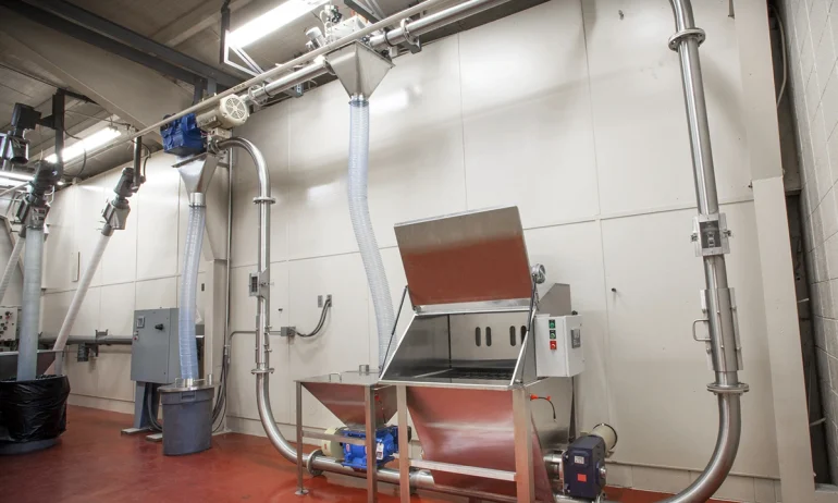 Transportadores para manejo de materiales a granel: comparación entre sistemas helicoidales, de arrastre y neumáticos